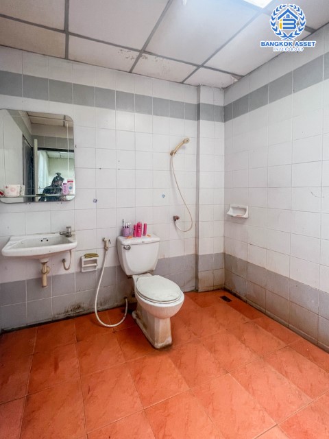 *****ทาวน์เฮ้าส์มือสองย่านนนทบุรี ม.ลภาวัน8 ราชพฤกษ์-ชัยพฤกษ์ เนื้อที่กว้างขวางถึง 24 ตร.ว. ฟังก์ชัน 3 ห้องนอน 2 ห้องน้ำ 1 ที่จอดรถ บนทำเลศักยภาพ เชื่อมต่อถ.บางกรวย-กรุงเทพ เพียง 20 นาทีก็ถึงรถไฟฟ้าสายสีม่วง "สถานีบางพลู" ใกล้ทางด่วน "บางโคล่-แจ้งวัฒนะ"